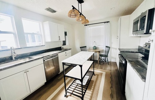 Park East Cottage | Charming 2-bedroom cottage in brilliant downtown Sarasota with Wi-Fi, AC