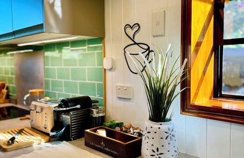 Carlingford Cottage | Charming 2-bedroom cottage with fitness room, WiFi in Epping