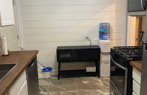 University District Cottage | Charming 2-bedroom cottage with AC in Memphis - WiFi included