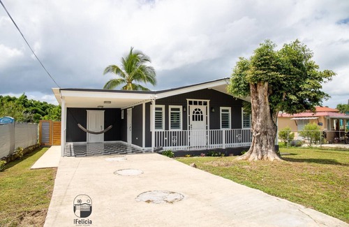 Aguada House | Charming 2-bedroom Cottage w/Hot Tub + Outdoor Projector
