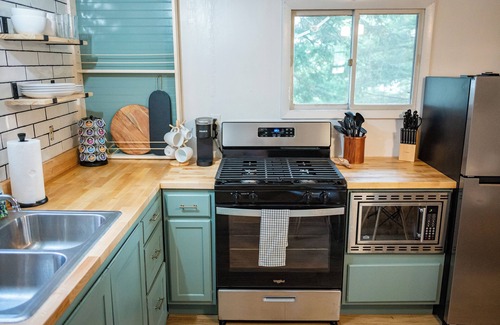 Suring Cottage | Charming 2-bedroom cottage in Suring with AC, WiFi. Pet Friendly