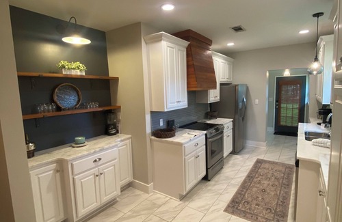 Tupelo Cottage | Charming 2-bedroom cottage in Tupelo with WiFi and AC