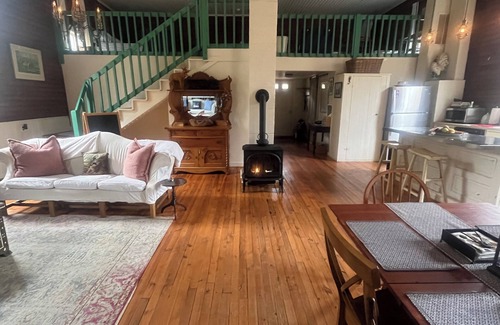Syria Cottage | Charming 2-bedroom cottage w WiFi, AC in tranquil Syria w deck sounds Rose River