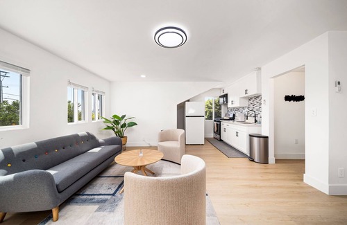 Alhambra House | Charming 2-Bedroom Family Home in LA/Great Location with Complimentary Parking!