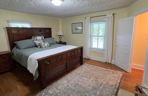 Seymour Other | Charming 2-bedroom farmhouse 15 min drive to Pigeon Forge! Rv/Trailer Parking