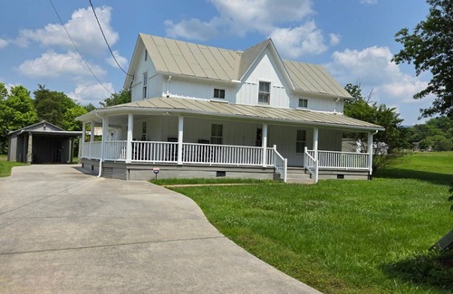 Seymour Other | Charming 2-bedroom farmhouse 15 min drive to Pigeon Forge! Rv/Trailer Parking