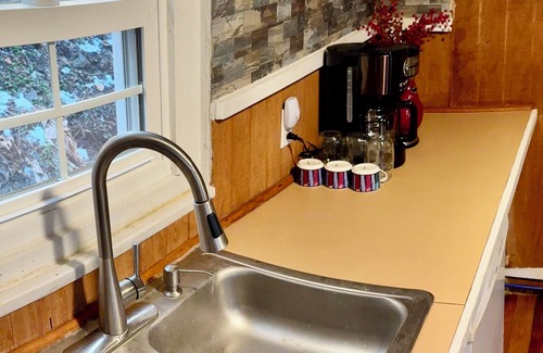 Hiltons Cabin | Charming 2-bedroom fishing cabin in brilliant Gate City with AC, WiFi