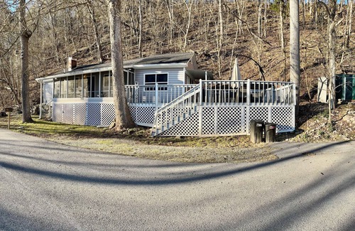 Hiltons Cabin | Charming 2-bedroom fishing cabin in brilliant Gate City with AC, WiFi