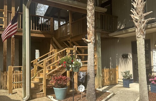 Fairhope Apartment | Charming 2-bedroom Fish River view upstairs apartment in wonderful Fairhope AL