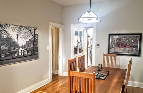 Sheffield and DePaul Apartment | Charming 2 Bedroom Flat in heart of Lincoln Park