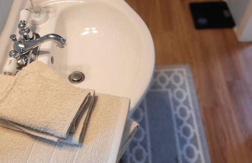 Bennington House | Charming 2-bedroom house in wonderful Bennington with WiFi, AC And More!