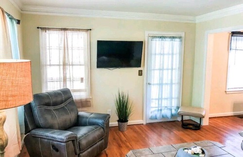 Jefferson Park House | Charming 2-bedroom house with AC, WiFi in nice East Point