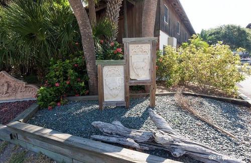 Vero Beach Hotel | Charming 2-bedroom hotel room in Vero Beach overlooking the pooln