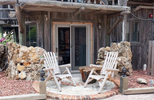 Vero Beach Hotel | Charming 2-bedroom hotel room in Vero Beach overlooking the pooln