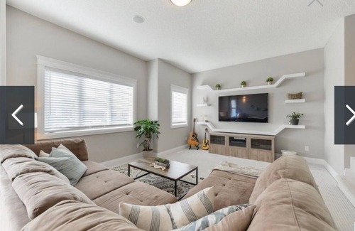 Northwest Edmonton House | Charming 2-bedroom house in awesome Edmonton with AC, WiFi