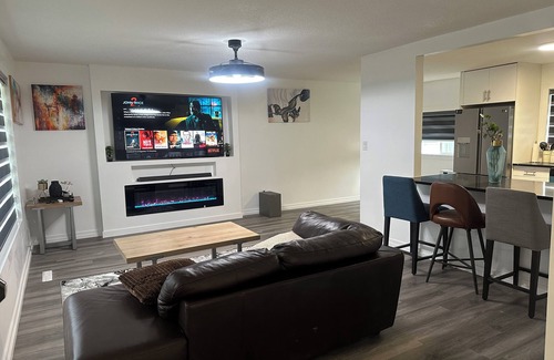 Northeast Edmonton House | Charming 2-bedroom house with AC, WiFi in delightful Edmonton