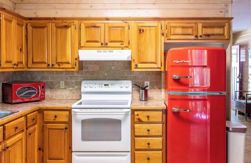 Helen House | Charming 2-bedroom house with WiFi, AC in peaceful Cleveland
