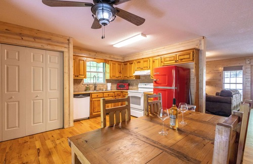 Helen House | Charming 2-bedroom house with WiFi, AC in peaceful Cleveland