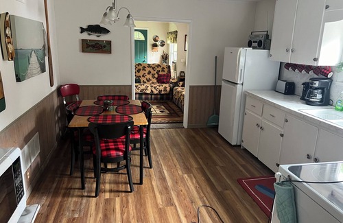 Gilford House | Charming 2-bedroom house in Fairgrove with AC, WiFi , Smart TV , Pet Friendly,