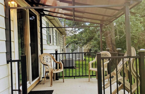 Wadsworth House | Charming 2-bedroom house, AV charger, airhocky and pet friendly