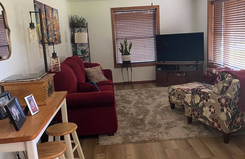 Bellevue House | Charming 2-bedroom home 15 minutes to Lambeau Field