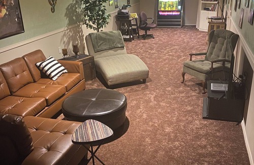 Bellevue House | Charming 2-bedroom home 15 minutes to Lambeau Field