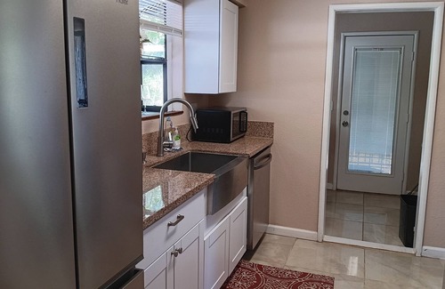Auburn House | Charming 2-bedroom home in beautiful Auburn with AC and king-size beds