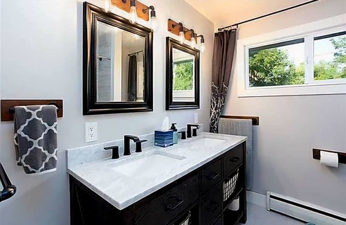 Appleton House | Charming 2-bedroom house in lovely Appleton, only 20 minutes from EAA