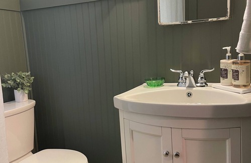 Arapahoe House | Charming 2-bedroom house in Arapahoe! Convenient for camps and ferry!