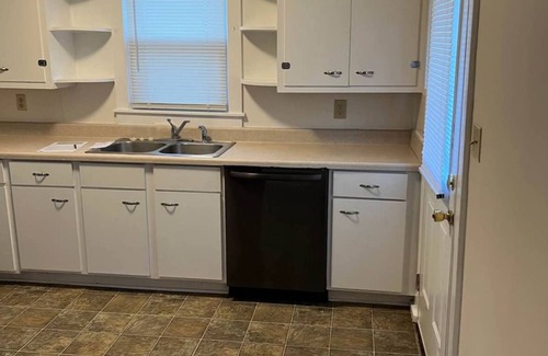 Columbia House | Charming 2-bedroom house in lovely Columbia with AC/WiFi and smart tv. Backyard