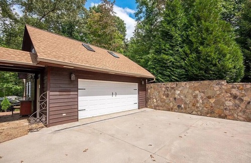 Franklin House | Charming 2-bedroom house in Franklin NC with Bonus apartment above the garage