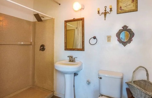 Oakhurst House | Charming 2-bedroom house in Oakhurst with WiFi access