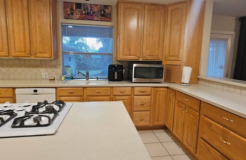 Rosenberg House | Charming 2-bedroom house, with Coworking space, AC, WiFi in welcoming Richmond