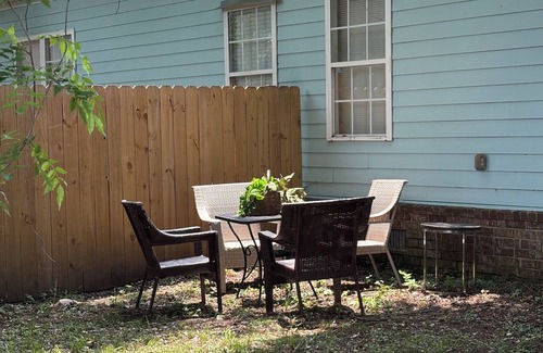 Benjamin Van Clark Park House | Charming 2-bedroom house in lovely Savannah, GA with WiFi, AC, backyard.