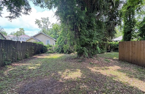 Benjamin Van Clark Park House | Charming 2-bedroom house in lovely Savannah, GA with WiFi, AC, backyard.