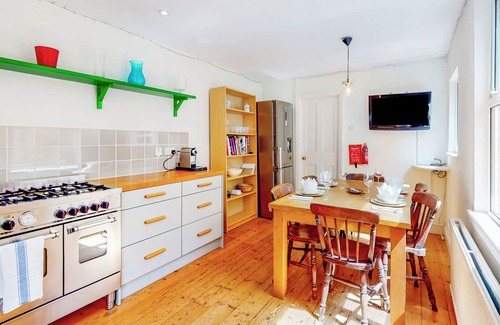 Bow West House | Charming 2 Bedroom House With a Garden in Bow