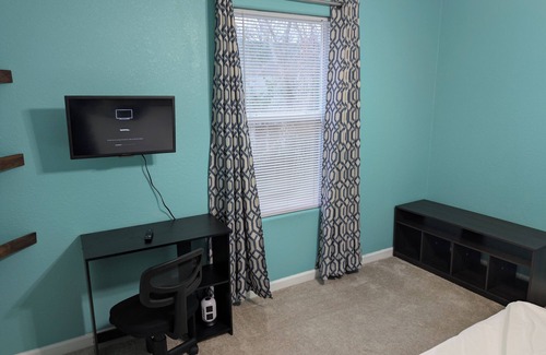 Norfolk House | Charming 2-bedroom house with AC, fitness room, WiFi in tranquil Norfolk