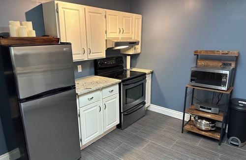 Ottawa Division House | Charming 2-bedroom house in wonderful Ottawa with AC, WiFi