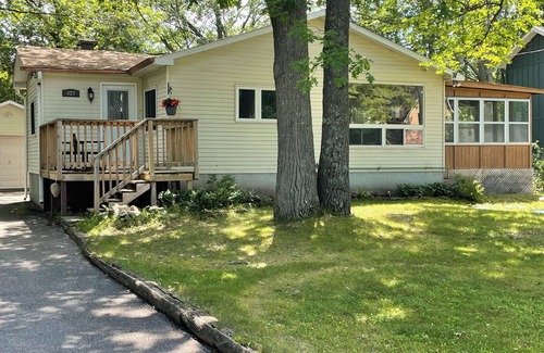 Ottawa Division House | Charming 2-bedroom house in wonderful Ottawa with AC, WiFi