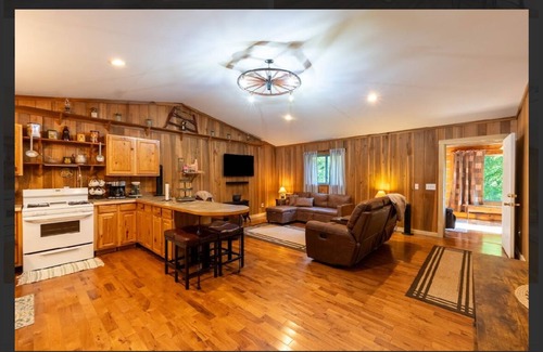 Lookout House | Charming 2-bedroom house in Hico, with bonus room