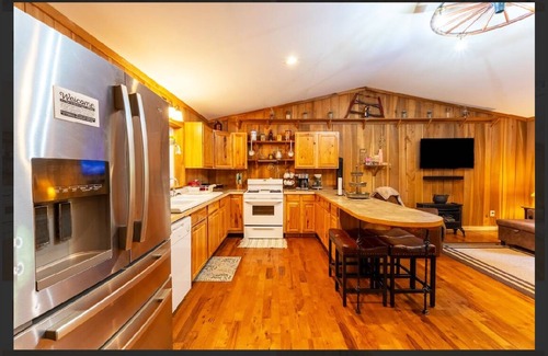Lookout House | Charming 2-bedroom house in Hico, with bonus room