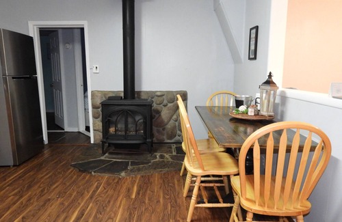 Darby House | Charming 2-bedroom house in delightful Darby with AC