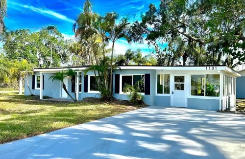 Southside Rural Community House | Charming 2-bedroom house in Ruskin with WiFi and AC