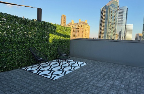 Buckhead Condo | Charming 2-bedroom in Atlanta with HUGE PRIVATE rooftop terrace