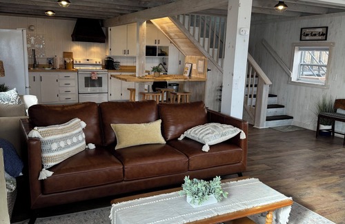 Town of Torrey Cottage | Charming 2 bedroom lakeside cottage with loft