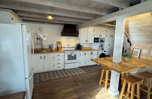 Town of Torrey Cottage | Charming 2 bedroom lakeside cottage with loft