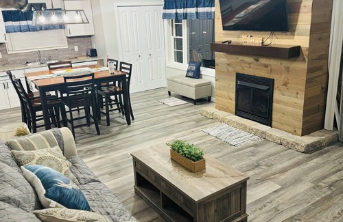 Wolf Creek House | Charming 2-bedroom Lake House in Marion with WiFi and AC