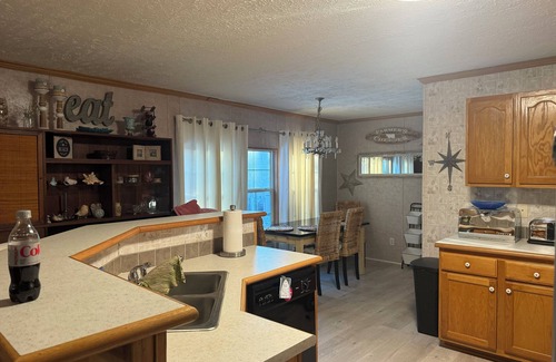 St. James House | Charming 2-bedroom mobile home with WiFi, AC in awesome Bolivia on Intracoastal
