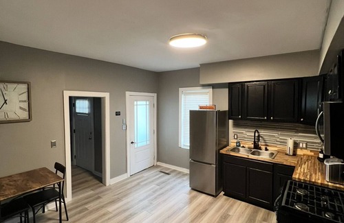 Near East Columbus House | Charming 2-Bedroom Modernized Historic Home in Columbus with AC, WiFi