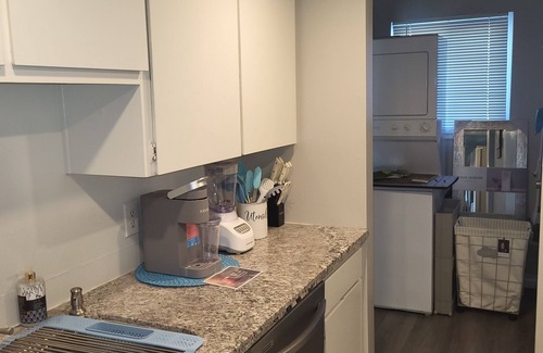 Raisin House | Charming 2-bedroom Oasis townhome with WiFi, AC & Garage in fabulous Fresno